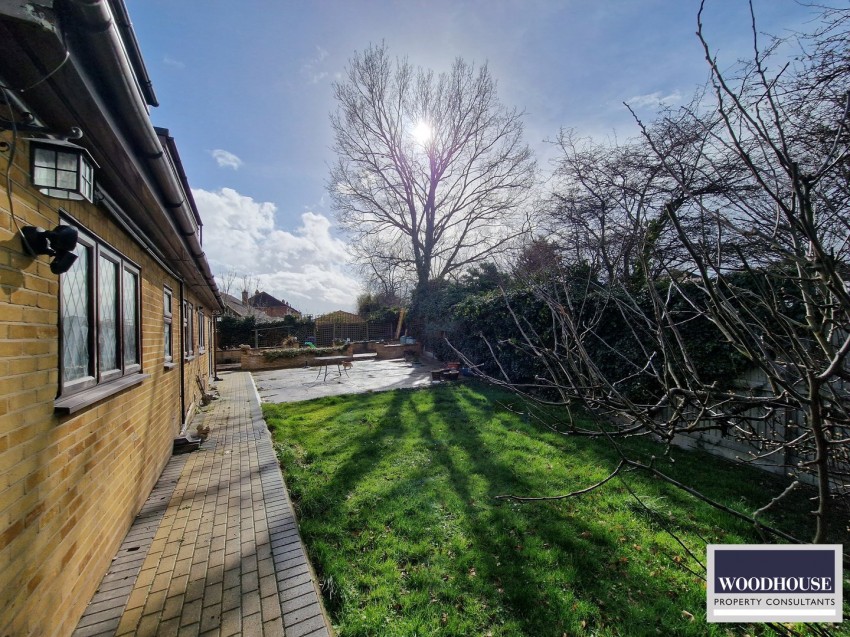 Images for Warwick Drive, Cheshunt EAID:3131305421 BID:11055924