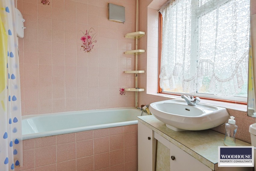 Images for Harriescourt, Waltham Abbey, Essex EAID:3131305421 BID:11055924