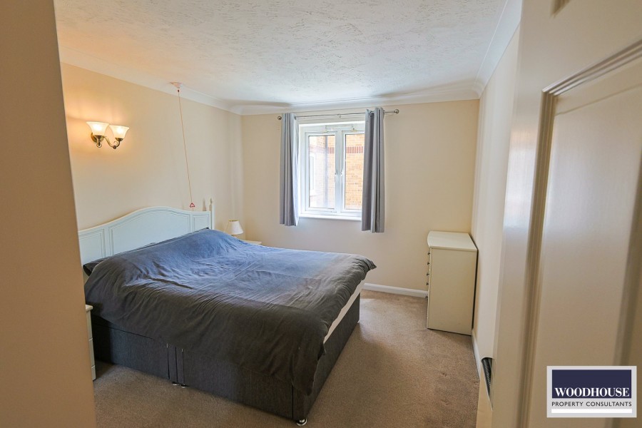 Images for High Street, Waltham Cross, Hertfordshire EAID:3131305421 BID:11055924