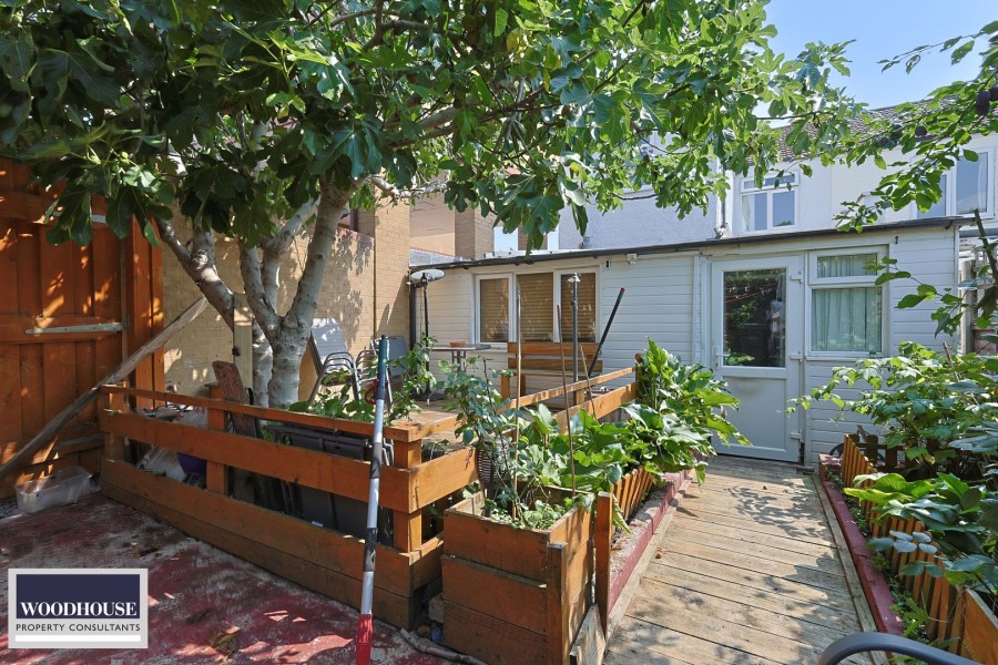 Images for Cross Road, Waltham Cross, Hertfordshire EAID:3131305421 BID:11055924