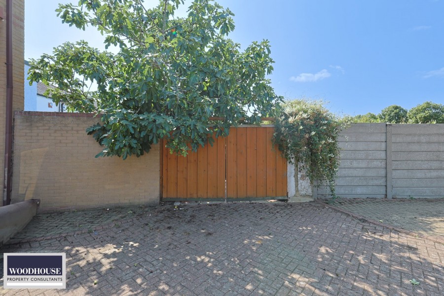Images for Cross Road, Waltham Cross, Hertfordshire EAID:3131305421 BID:11055924