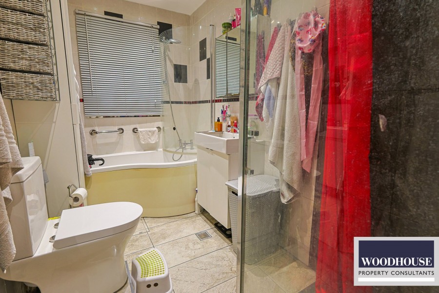 Images for Lodge Crescent, Waltham Cross, Hertfordshire EAID:3131305421 BID:11055924