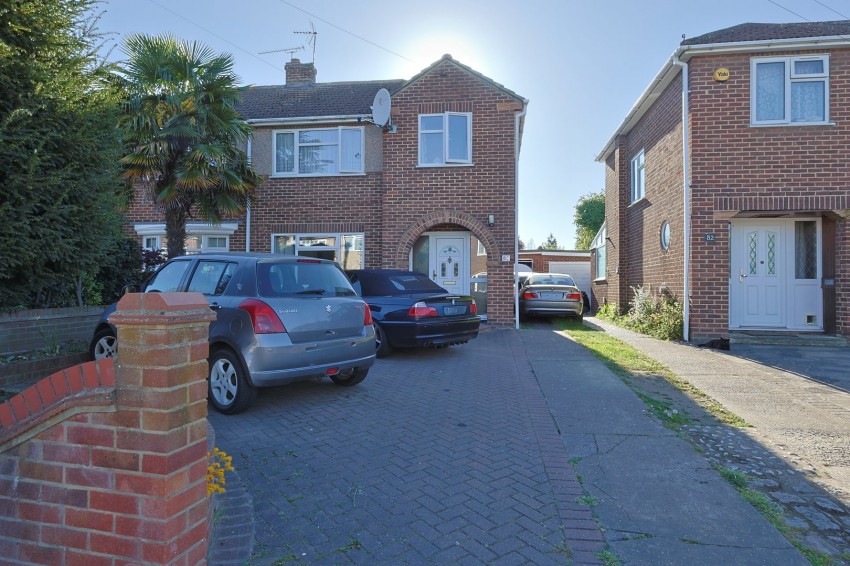 Images for Bullwell Crescent, Cheshunt, Hertfordshire EAID:3131305421 BID:11055924