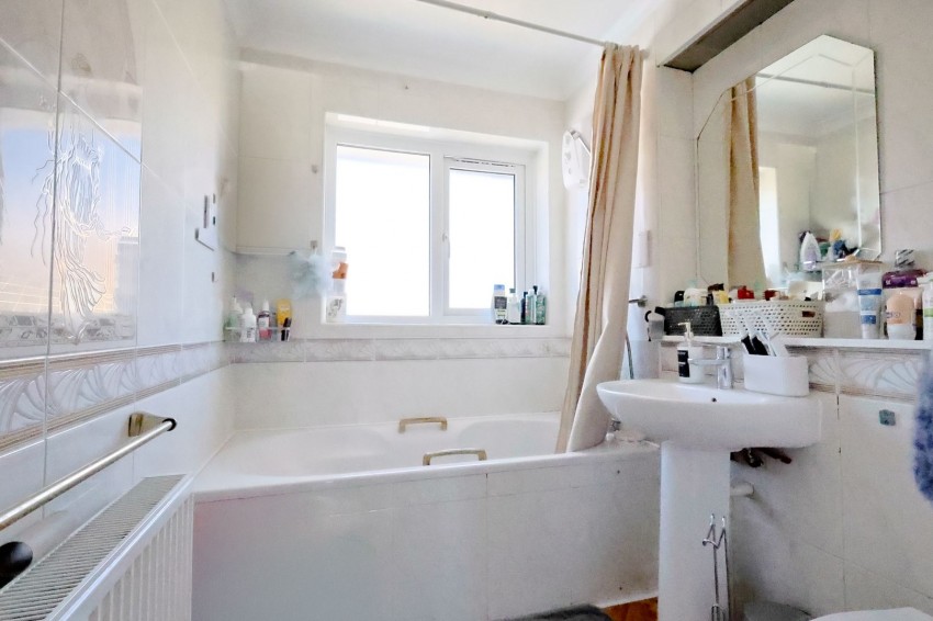 Images for Park Lane, Waltham Cross, Hertfordshire EAID:3131305421 BID:11055924